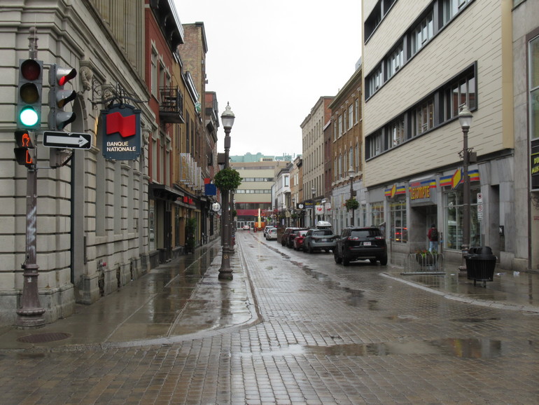 Typisch Quebec straatje in de regen
